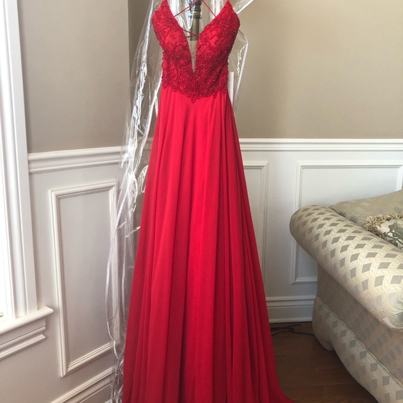 Red Gown - Picture 1 of 3